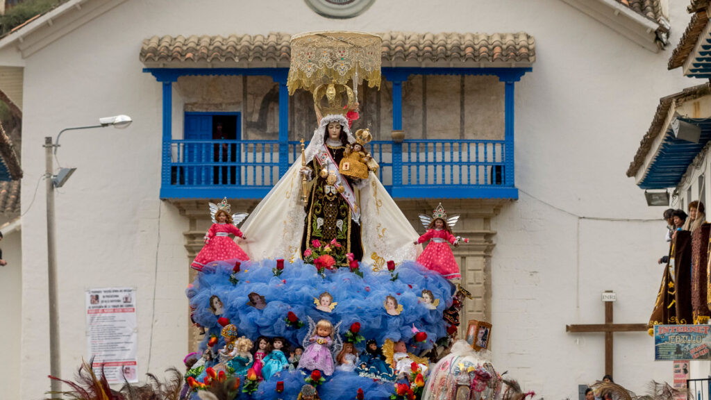 Procesión de la Virgen del Carmen en Paucartambo con danzantes y multitudes