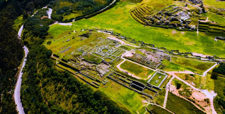 Fortaleza de Sacsayhuaman Cusco scaled 1 768x389