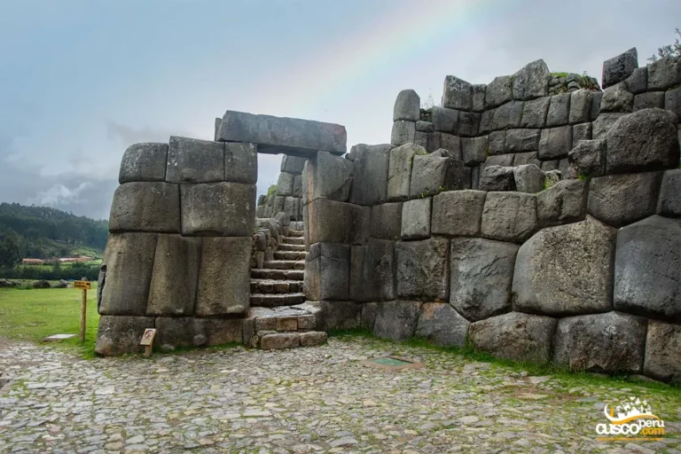 Portada en la Fortaleza de Sacsayhuaman 768x512