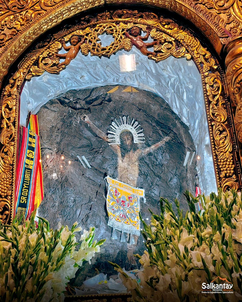 Peregrinación en Qoyllur Riti con danzantes y el santuario nevado