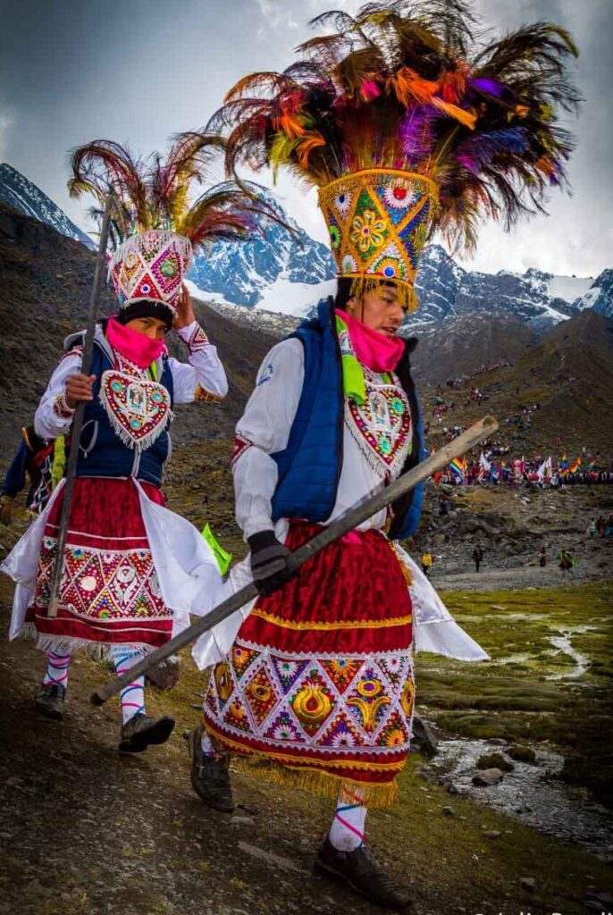 Danzante Ukuku con traje tradicional en Qoyllur Riti