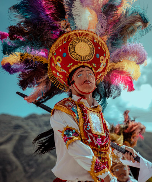 Danzantes de Paucartambo en trajes tradicionales durante la festividad