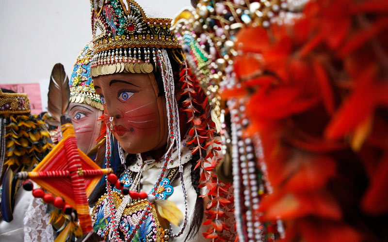 Danzante Chunchacha con traje colorido y plumas