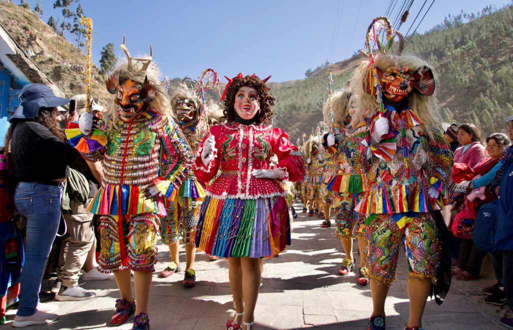 Grupo de danzantes realizando una coreografía tradicional