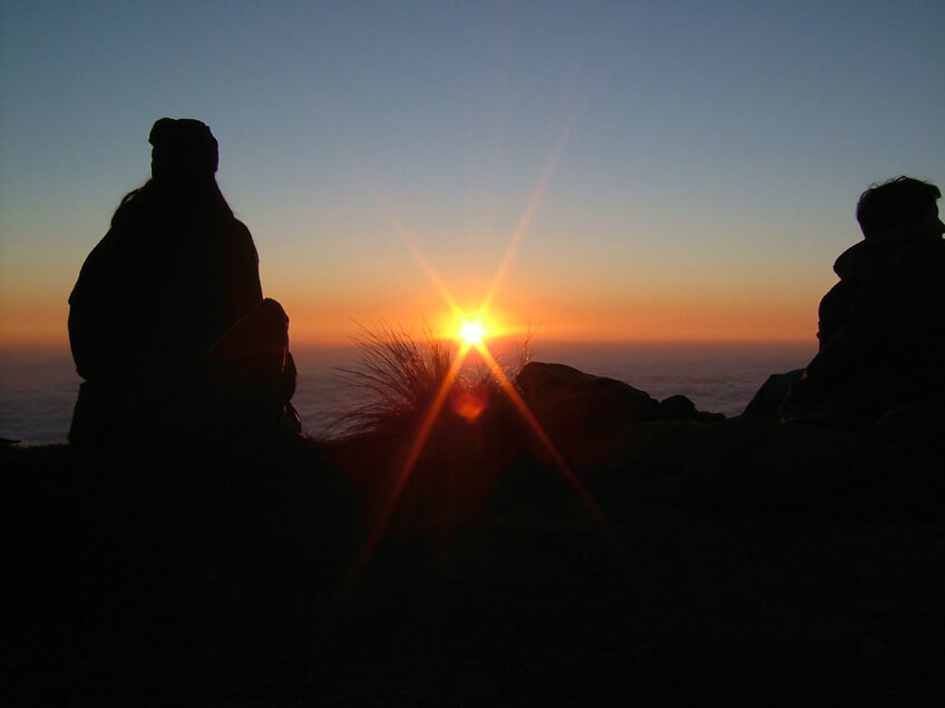 Amanecer en el Mirador de Tres Cruces, Paucartambo, con el fenómeno del rayo blanco