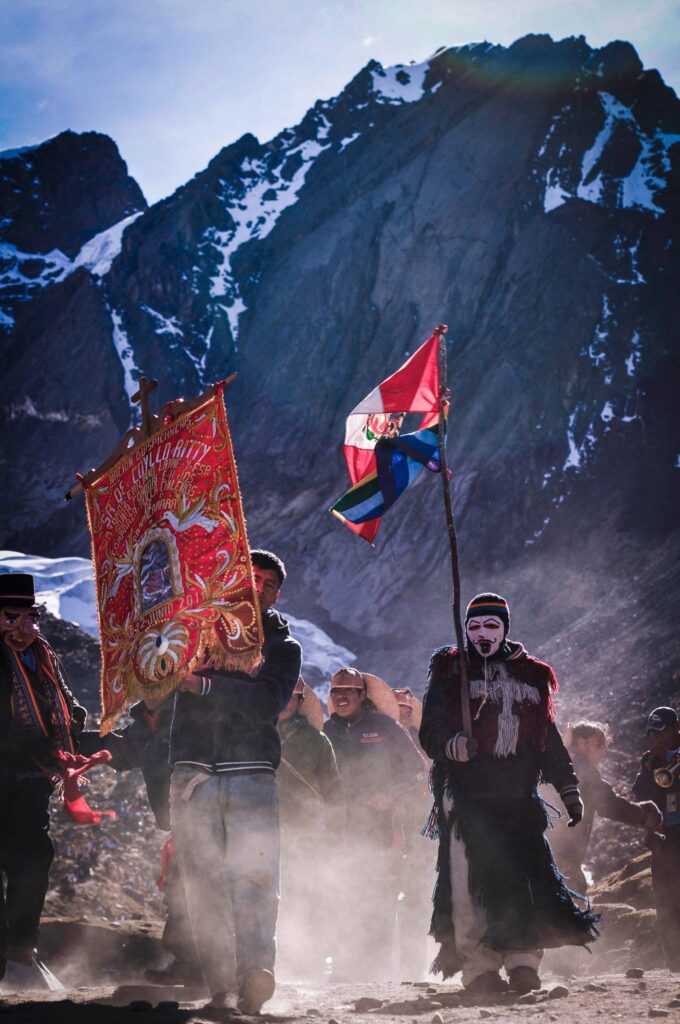 Devotos en procesión hacia el Señor de Qoyllur Riti