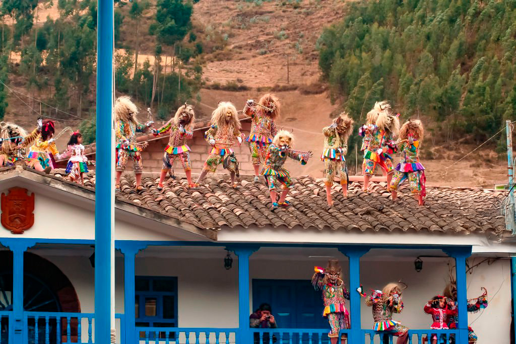 Danzante Saqra en la fiesta de la Virgen del Carmen, Paucartambo